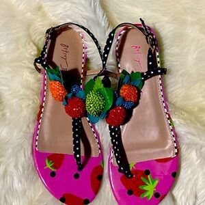 Sexy Betsy Johnson sandal Elegant